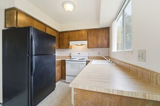 1316-1318 Val Dr in Marysville, CA - Building Photo - Building Photo