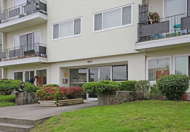 Earl's Court in New Westminster, BC - Building Photo - Building Photo