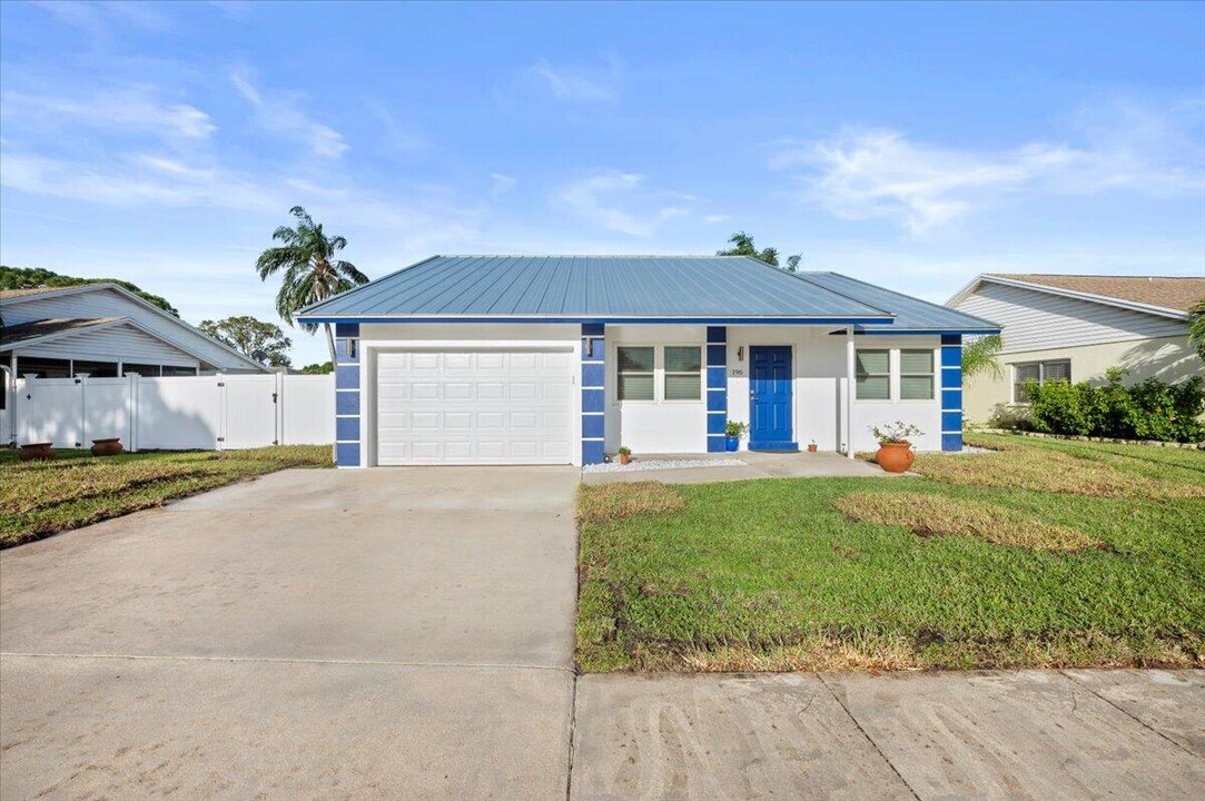 196 Raintree Trail in Jupiter, FL - Building Photo