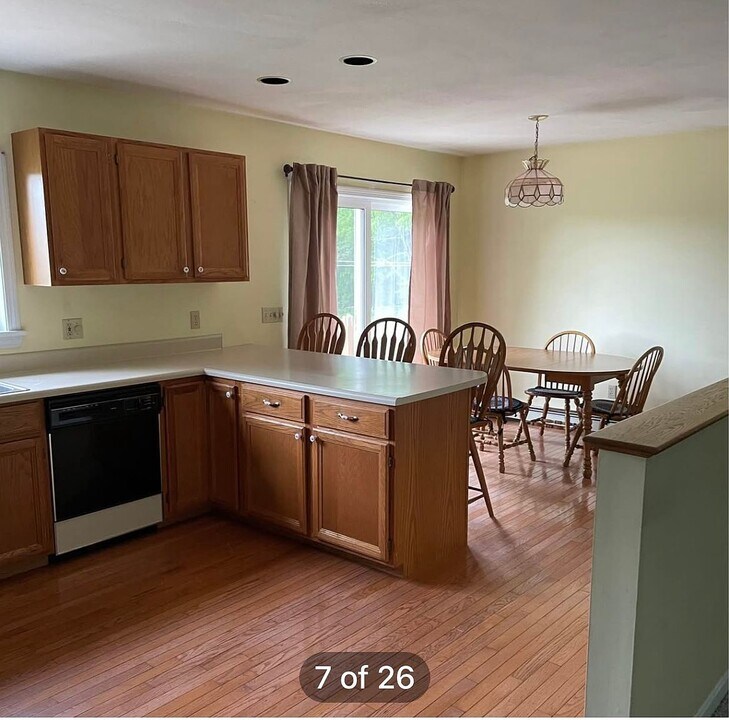 90 Bay Rd in Newmarket, NH - Building Photo