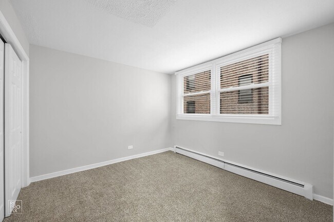 6832 S Crandon Chicago, IL 60649 in Chicago, IL - Foto de edificio - Building Photo