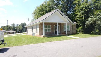 2402 Prince Ave in Tuscaloosa, AL - Building Photo