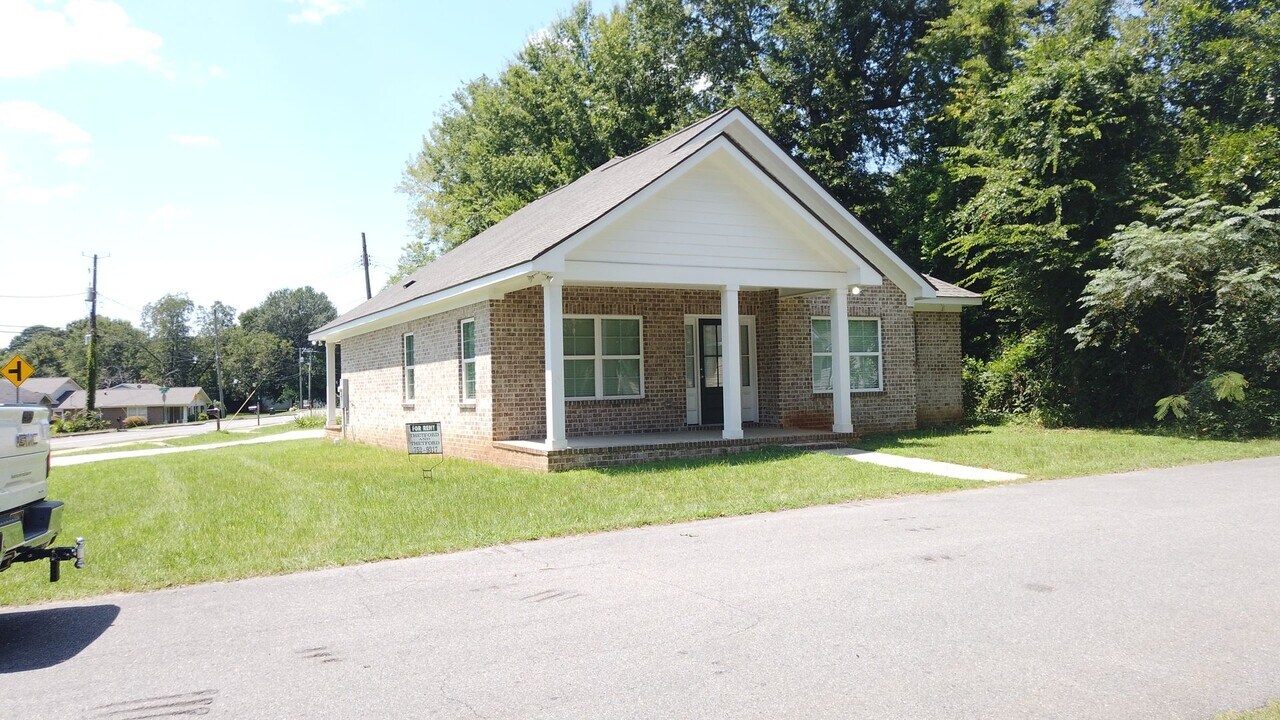 2402 Prince Ave in Tuscaloosa, AL - Building Photo
