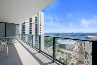 601 NE 1st Ave in Miami, FL - Building Photo - Building Photo