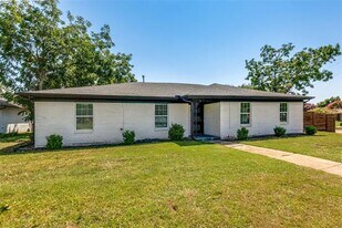 418 E Spring Valley Rd in Richardson, TX - Building Photo