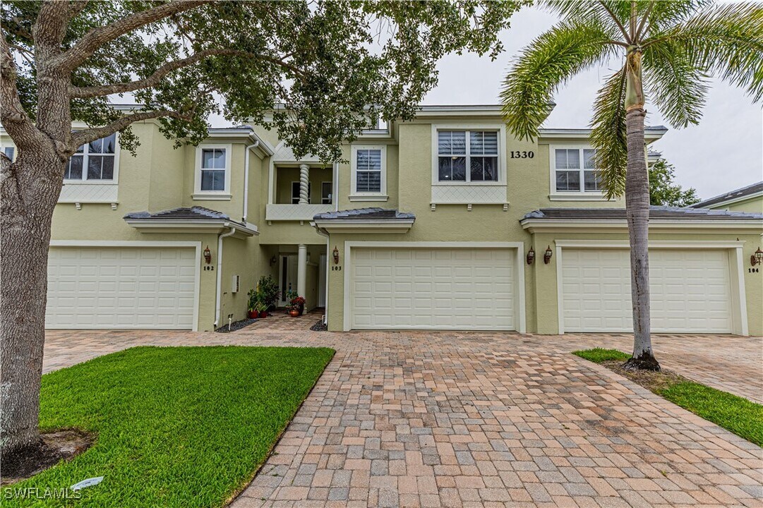 1330 Mariposa Cir in Naples, FL - Building Photo
