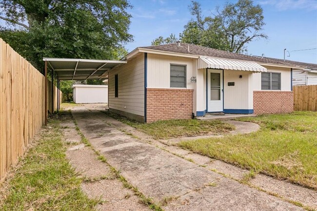 1620 W Lucas Dr in Beaumont, TX - Building Photo - Building Photo