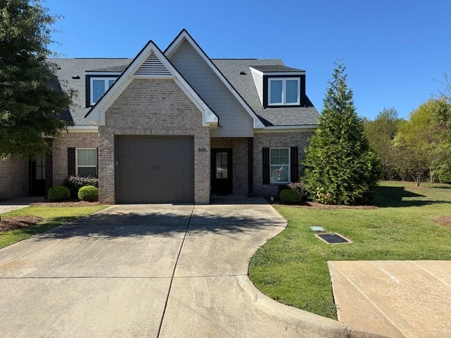 property at 989 Pembroke Pl