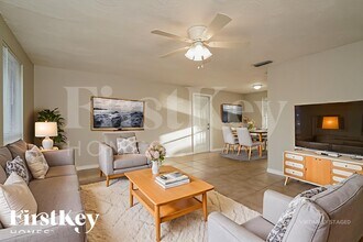 2582 Lake View Blvd in Port Charlotte, FL - Building Photo - Building Photo