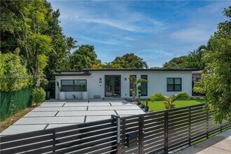 1320 N Biscayne Point Rd in Miami Beach, FL - Building Photo - Building Photo