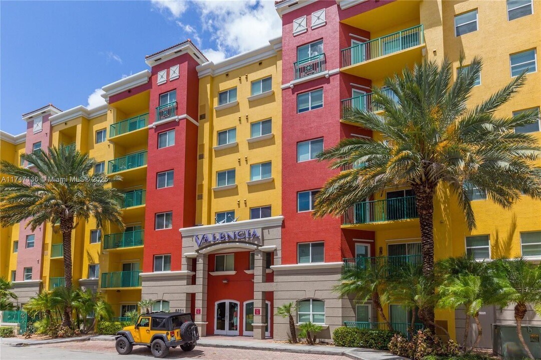 6001 SW 70th St, Unit 410 in South Miami, FL - Building Photo