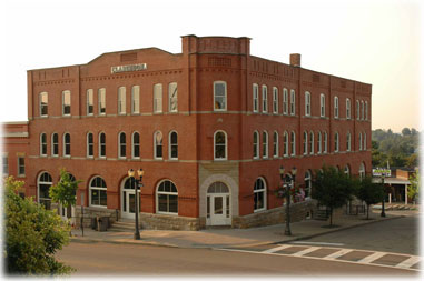 The Clarendon in St. Clairsville, OH - Building Photo