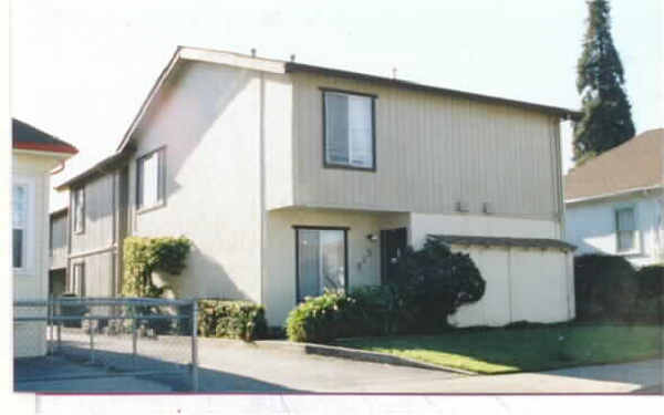 325 N Claremont St in San Mateo, CA - Foto de edificio - Building Photo