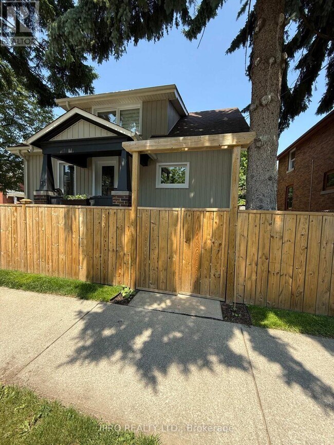 70 West St in Brampton, ON - Building Photo - Building Photo