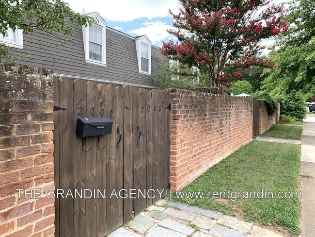 2006 Sherwood Ave SW in Roanoke, VA - Foto de edificio - Building Photo