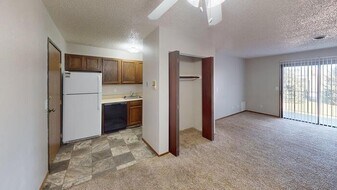 1727 N Grandview Ln in Bismarck, ND - Building Photo
