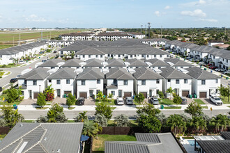 Century Gardens South in Miami, FL - Building Photo - Building Photo