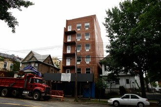 138-06 35th Ave in Flushing, NY - Foto de edificio - Building Photo