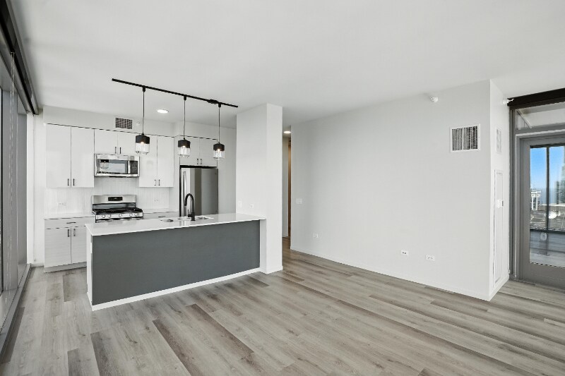 83 E Wacker Pl in Chicago, IL - Building Photo