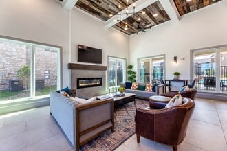 Luxia Grand Prairie in Grand Prairie, TX - Foto de edificio - Building Photo