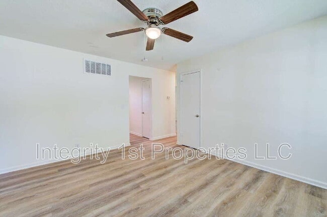 9002 Bayless Rd in Pleasant Valley, MO - Building Photo - Building Photo