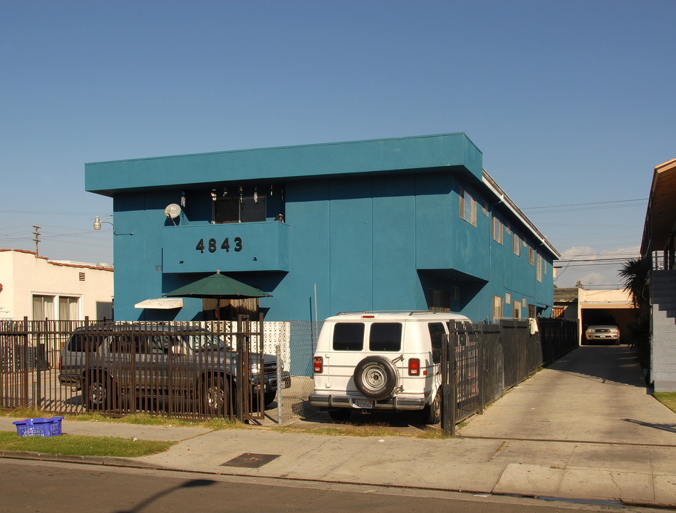 4843 W 17th St in Los Angeles, CA - Building Photo