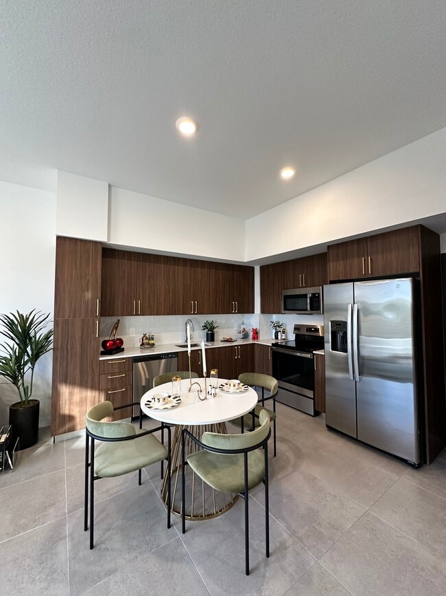 2212 Dewey St, Unit A1 in Hollywood, FL - Foto de edificio - Building Photo