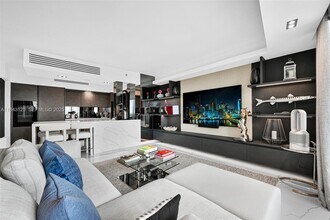 1000 South Pointe Dr in Miami Beach, FL - Building Photo - Building Photo