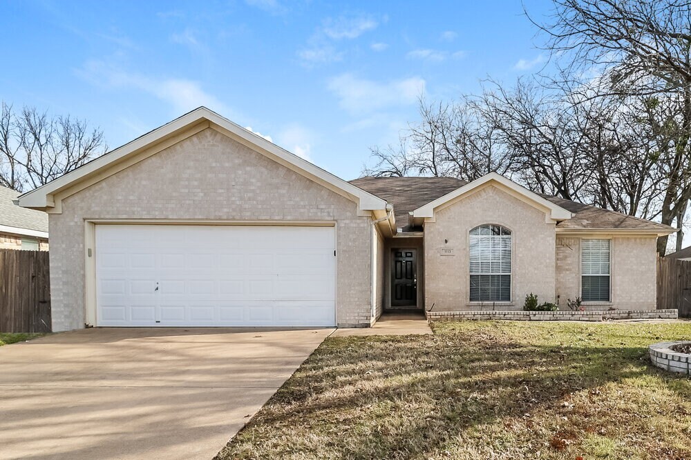 1113 Darren Dr in Burleson, TX - Building Photo