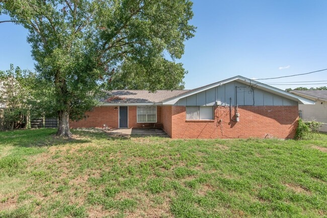 AUGUST PRE-LEASE Centrally Located Updated in Bryan, TX - Building Photo - Building Photo