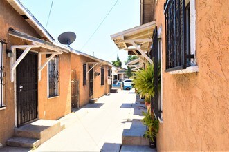 1817 E 70th St in Los Angeles, CA - Foto de edificio - Building Photo