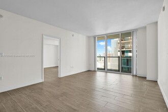 55 SE 6th St, Unit 3703 in Miami, FL - Building Photo - Building Photo