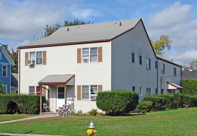 30-41 Amity St in Patchogue, NY - Foto de edificio - Building Photo