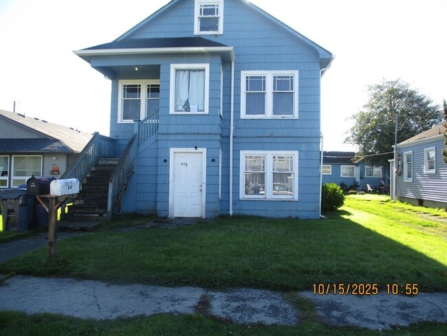 property at 913 W 1st St
