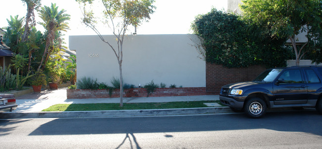 10516 Santa Monica Blvd in Los Angeles, CA - Building Photo - Building Photo