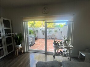 421 NW 109th Ave in Miami, FL - Building Photo - Building Photo