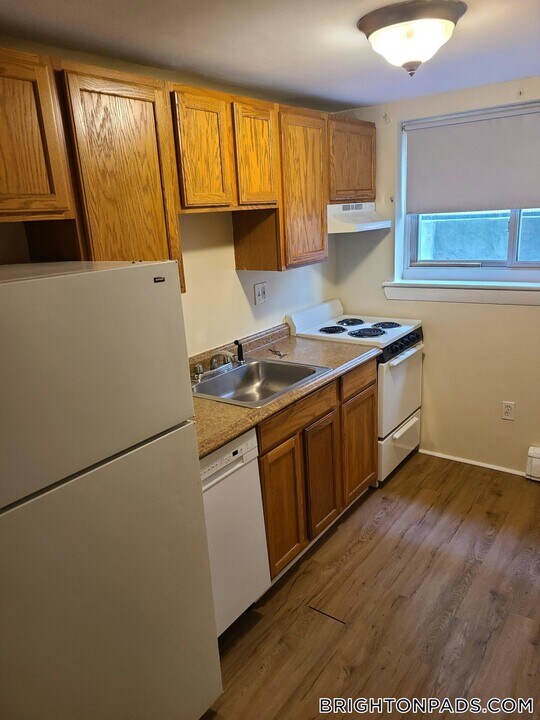 63 Selkirk Rd in Boston, MA - Building Photo