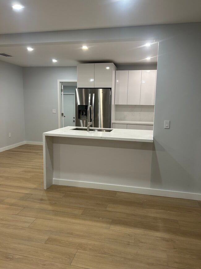 6859 SW 37th St in Miami, FL - Foto de edificio - Building Photo