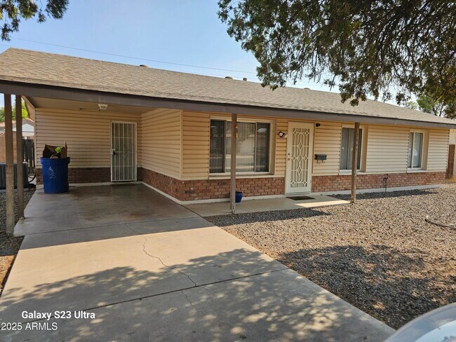 property at 1407 E Del Rio Dr