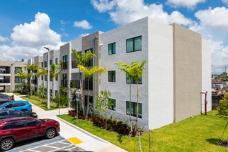 Palm Gardens in Miami, FL - Foto de edificio - Building Photo
