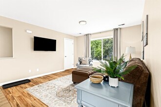 18365 Sharon Ln in Roseville, MI - Foto de edificio - Building Photo