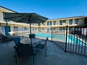 Kingston in Sherman Oaks, CA - Building Photo - Building Photo