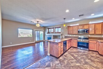 10600 Royal Willow Pl in Las Vegas, NV - Building Photo - Building Photo