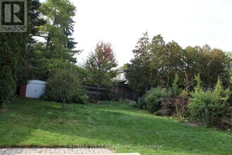 3121 Victoria St in Oakville, ON - Building Photo - Building Photo