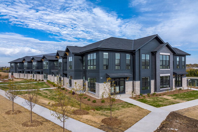 The Broadacre Apartments in Oak Creek, WI - Foto de edificio - Building Photo