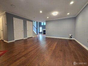 8 Stewart Ct in Old Bridge, NJ - Building Photo - Building Photo
