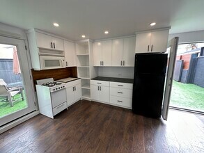 3005 Rindge Ln, Unit BACK HOUSE #B in Redondo Beach, CA - Foto de edificio - Building Photo