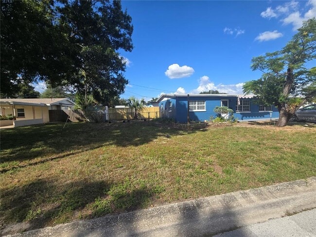 7401 36th Ave N in St. Petersburg, FL - Foto de edificio - Building Photo