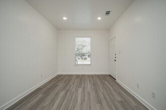 403 S Temple St in Caldwell, TX - Building Photo - Building Photo