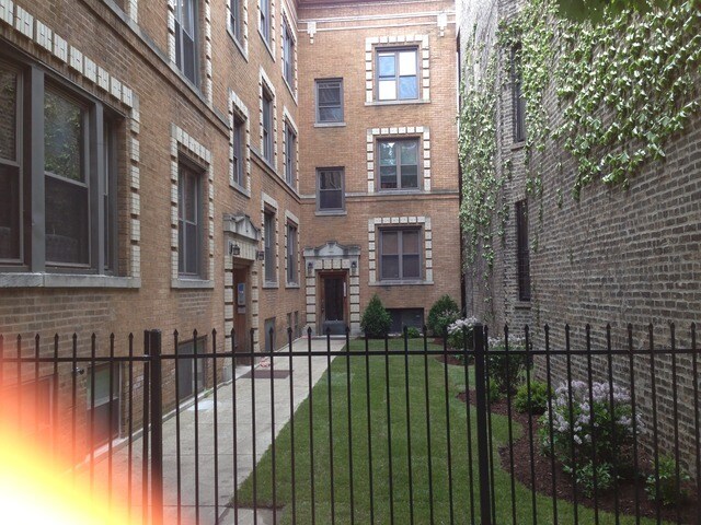 856 W Fletcher St in Chicago, IL - Building Photo